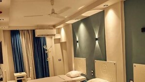 A hotel room with two beds, a desk, and a chair. - Town Hotel Hurghada (Hurghada)