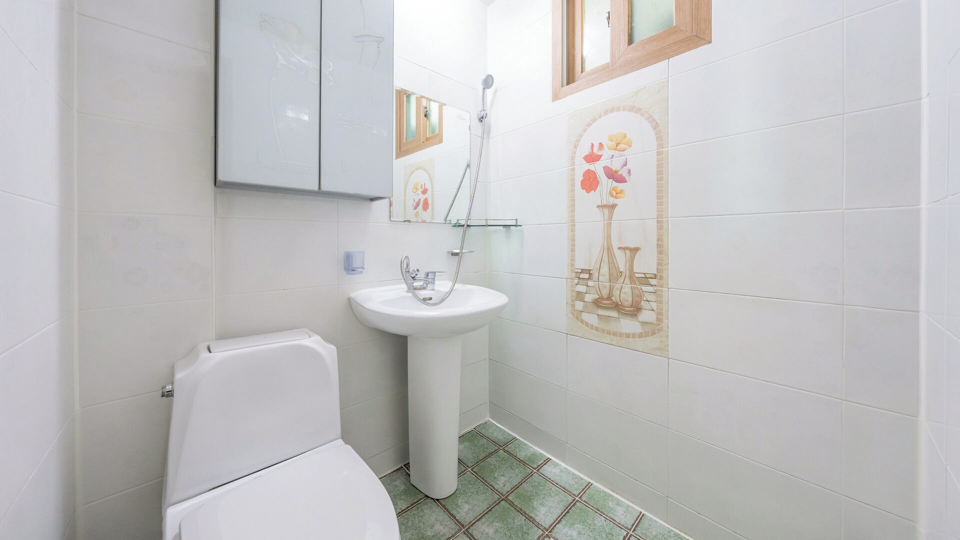 Un baño con inodoro, lavabo y ducha.