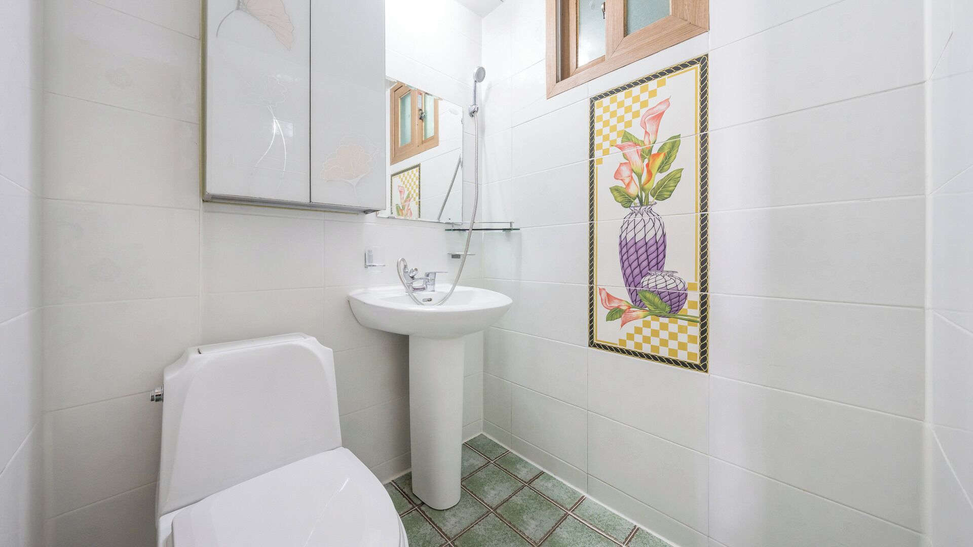 Un baño con inodoro, lavabo y ducha.