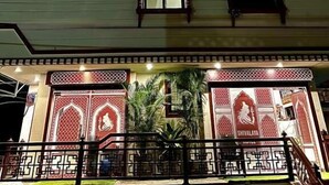 Un hotel con un letrero que dice 'SHIVALAYA HOTEL' y elementos arquitectónicos tradicionales.