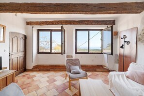 1 dormitorio, tabla de planchar con plancha, wifi y ropa de cama