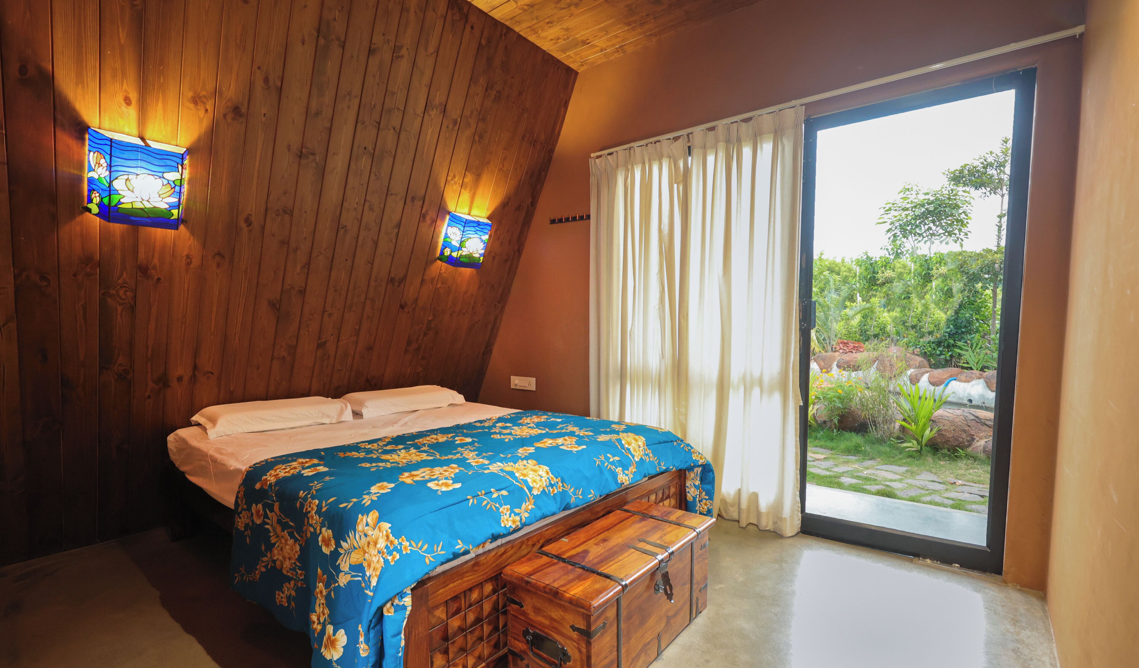 Huvila, parveke, näköala puutarhaan