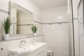 Shower, hair dryer - Strandburg Meereszauber – Sea View Apartment (Fehmarn)