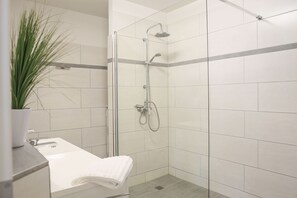 Shower, hair dryer - Strandburg Meereszauber – Sea View Apartment (Fehmarn)