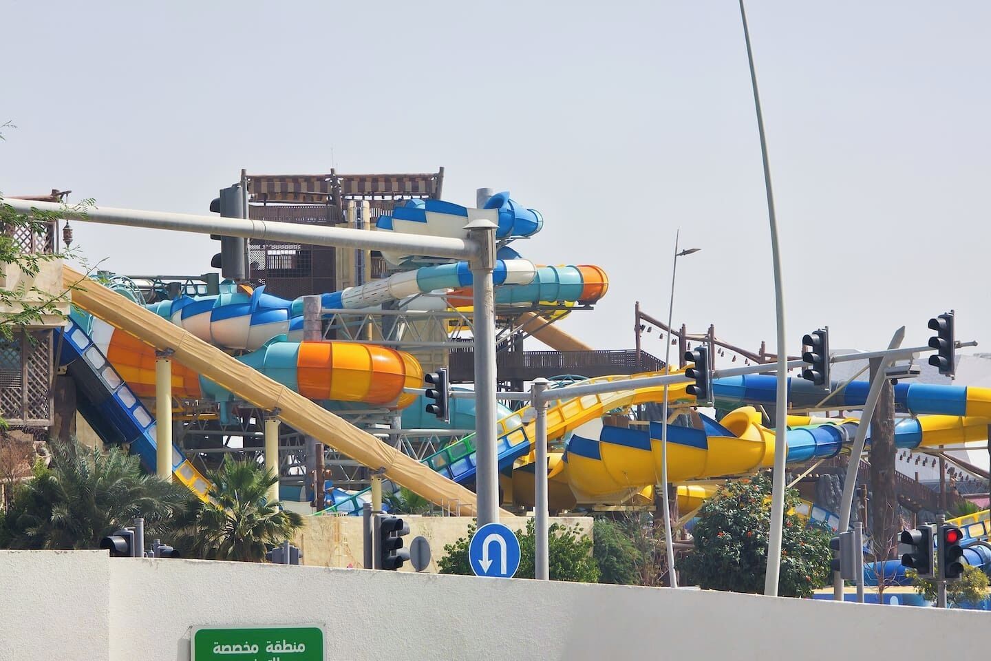 Un parc aquàtic amb diverses tobogans i un semàfor.