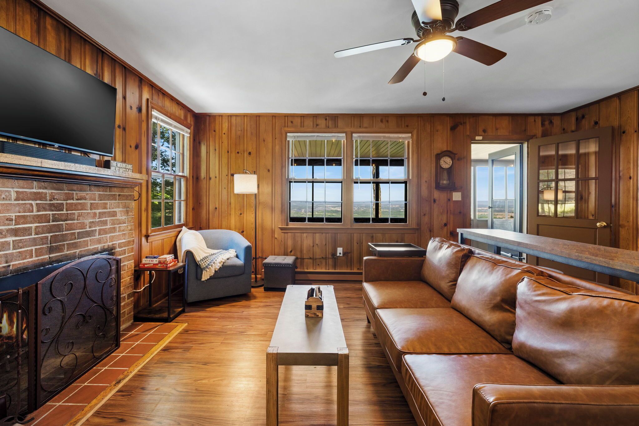Smart TV, fireplace