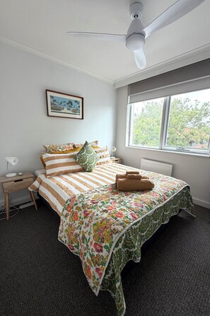 Room - Bright, Light Filled Apartment close to Acland Street and the Beach! (St Kilda)