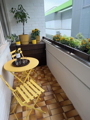 Outdoor dining - Bright, Light Filled Apartment close to Acland Street and the Beach! (St Kilda)