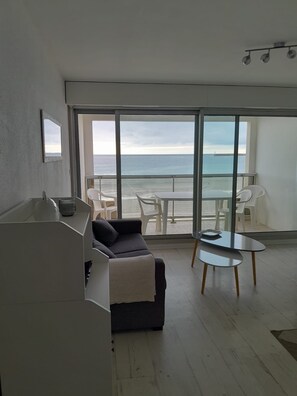 Living area - Studio Remblai Sables d'Olonne facing the sea (sleeps 3 to 4) (Les Sables-d'Olonne)