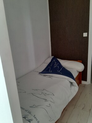 1 bedroom, iron/ironing board, Internet, bed sheets - Studio Remblai Sables d'Olonne facing the sea (sleeps 3 to 4) (Les Sables-d'Olonne)