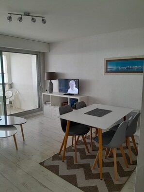 Dining - Studio Remblai Sables d'Olonne facing the sea (sleeps 3 to 4) (Les Sables-d'Olonne)