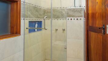 Family Cottage | Bathroom | Shower, towels, soap, shampoo