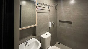 Buồng tắm vòi sen, khăn tắm, xà phòng, dầu gội