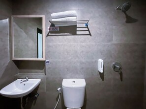 Comfort-Zimmer, Stadtblick | Badezimmer