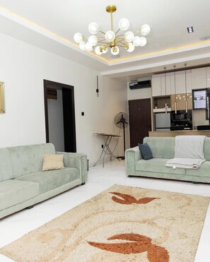 Apartamento familiar, balcón, vistas a la ciudad | Zona de estar