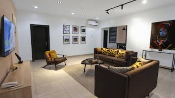 Apartamento família, sacada, vista para a cidade | Área de estar