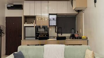 Apartamento família, sacada, vista para a cidade | Área de estar