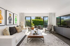 Living area - Plush Upmarket Close Hospital 2Bdrm 2 Bthrm (Christchurch)