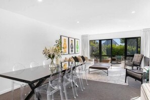 Interior - Plush Upmarket Close Hospital 2Bdrm 2 Bthrm (Christchurch)