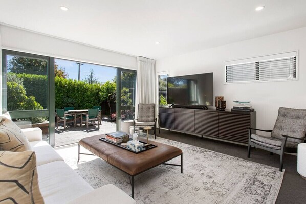 Living area - Plush Upmarket Close Hospital 2Bdrm 2 Bthrm (Christchurch)