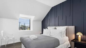 Escritorio, tabla de planchar con plancha, wifi y ropa de cama