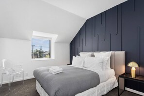 Desk, iron/ironing board, WiFi, bed sheets - Plush Upmarket Close Hospital  2Bdrm 2 Bthrm (Christchurch)