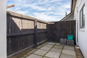 Property grounds - Plush Upmarket Close Hospital 2Bdrm 2 Bthrm (Christchurch)