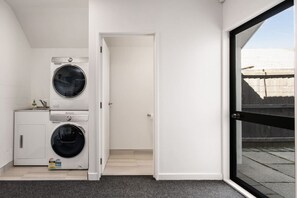 Interior - Plush Upmarket Close Hospital 2Bdrm 2 Bthrm (Christchurch)