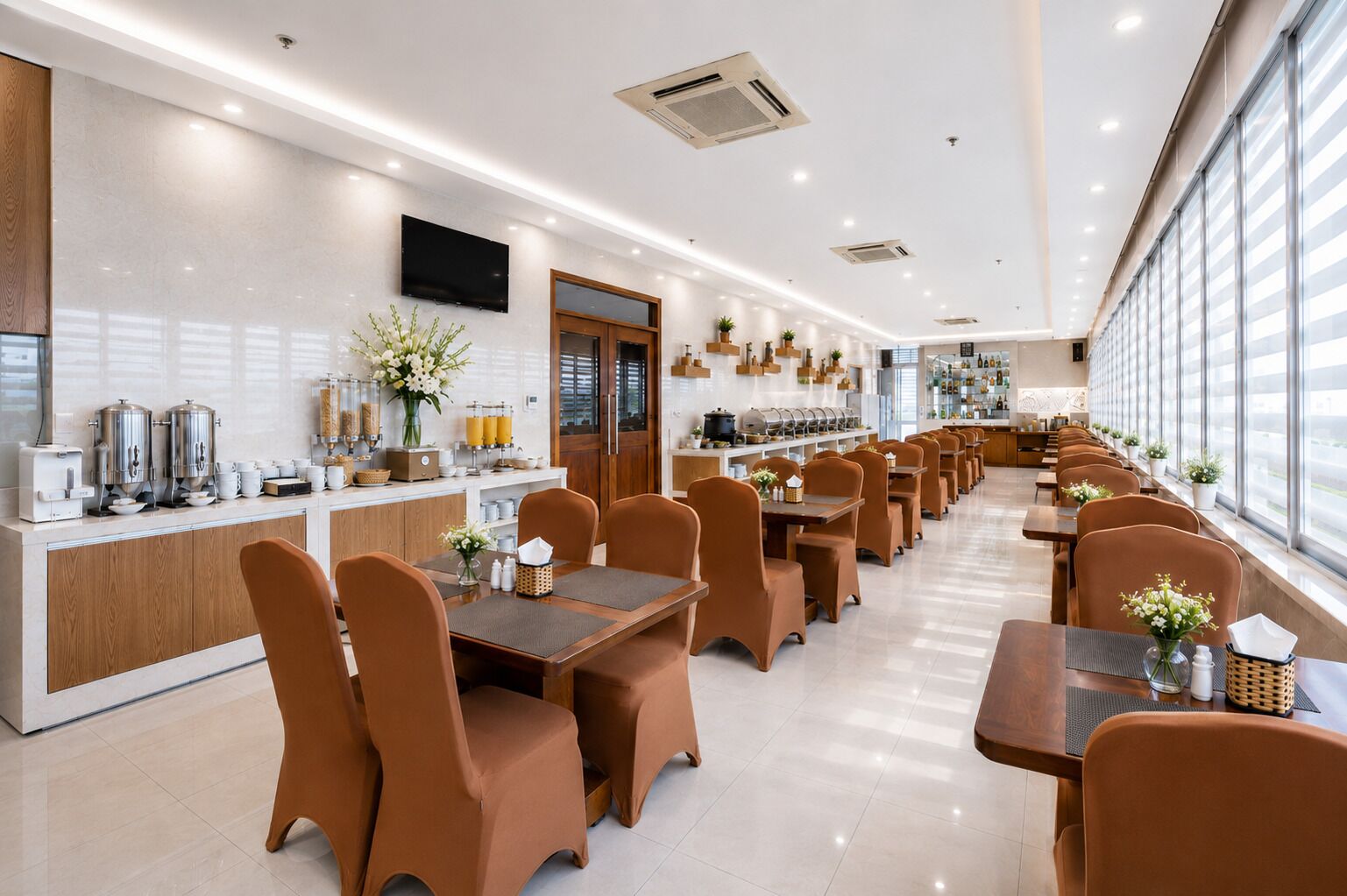 Un restaurante moderno con una barra larga, sillas marrones y un ventanal amplio.