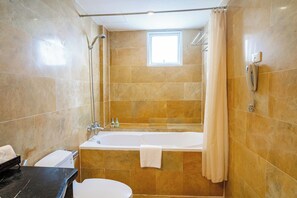 Deluxe Double Room, City View | Bathroom - G8 Diamond Hotel Saigon (Ho Chi Minh)