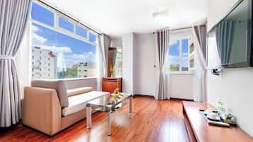 Premium Room, City View | Living area