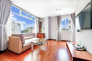 Premium Room, City View | Living area