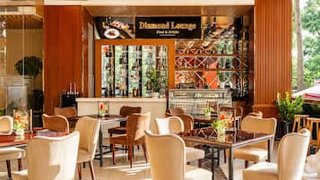 Un restaurante llamado 'Diamond Lounge' con una zona de bar, asientos y vistas al exterior.