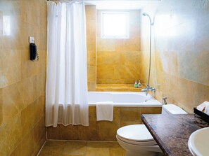 Deluxe tweepersoonskamer, uitzicht op de stad | Badkamer