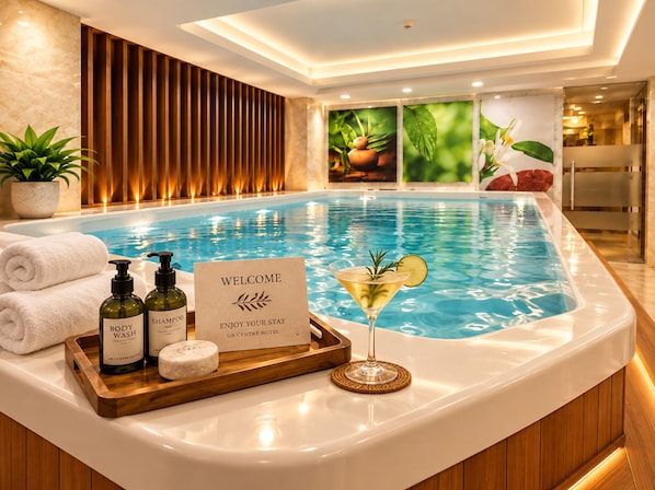 Un espace d’accueil d’hôtel avec une piscine, un panneau d’accueil et des commodités telles que du gel douche et du shampoing.
