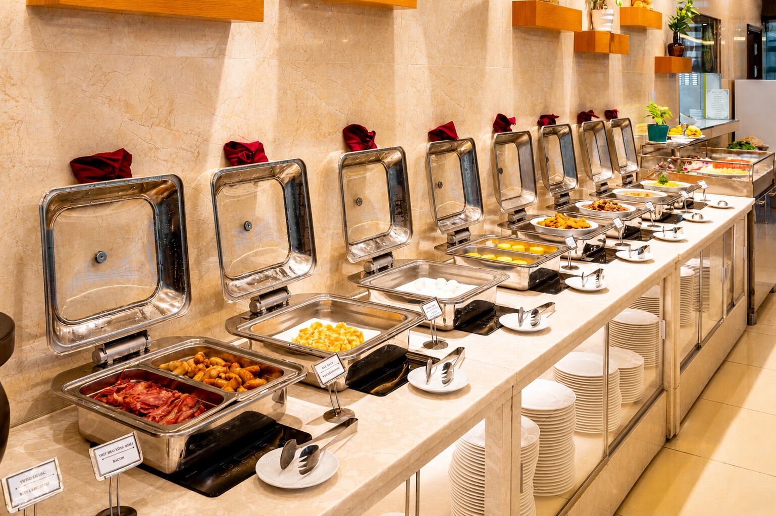 Un bufé con diversos alimentos y utensilios.