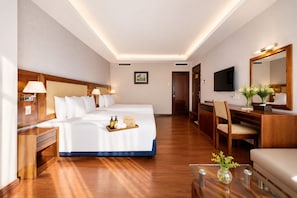 Habitación triple Deluxe, vistas a la ciudad | Wifi gratis y ropa de cama