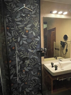 Quarto casal ou duplo luxo, vista para a montanha | Banheiro | Produtos de toalete grátis, chinelos, sabonete, shampoo