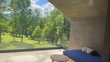 Deluxe Double Room, Hill View | Interior