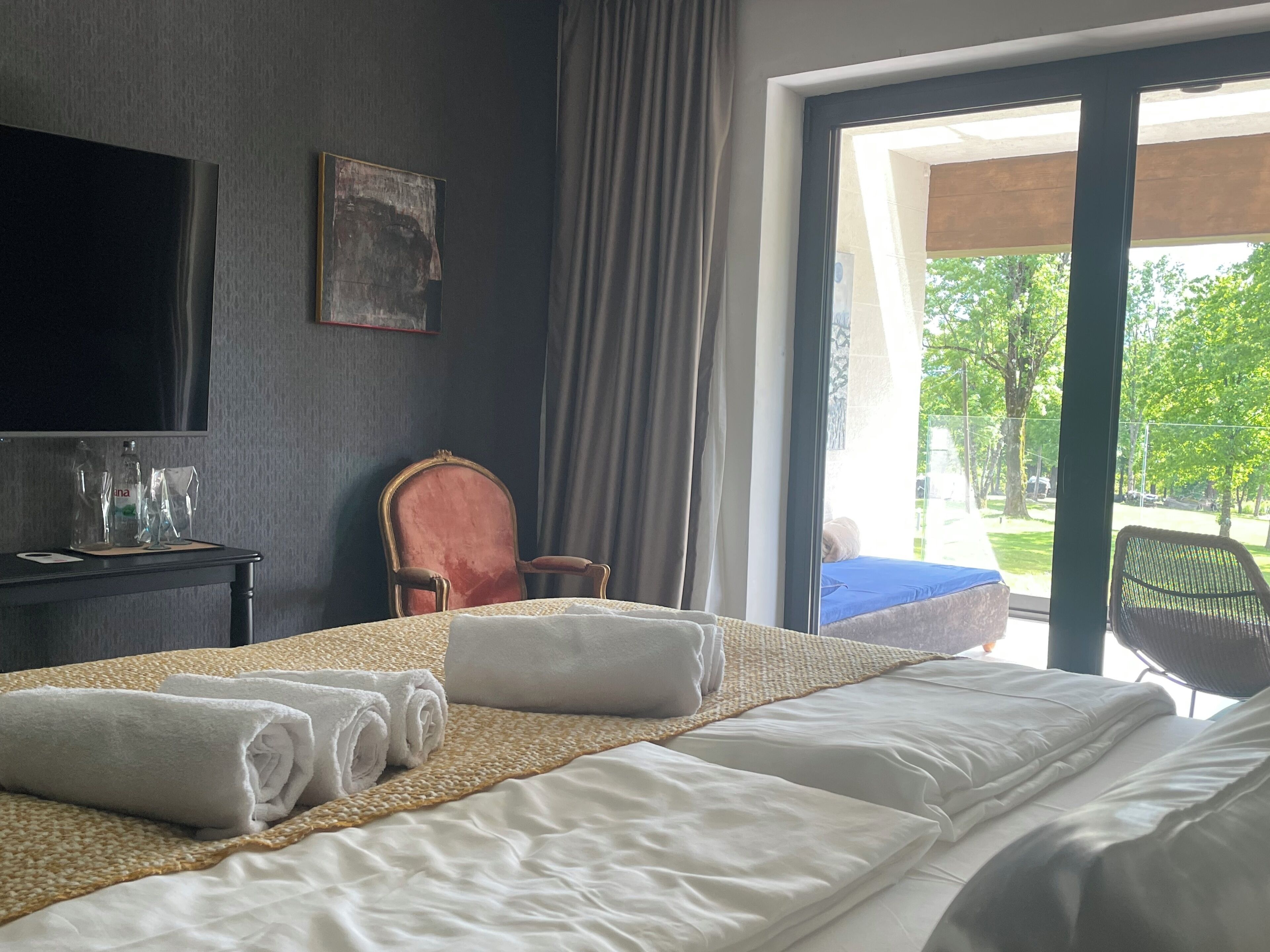 Quarto casal ou duplo luxo, vista para a montanha | Cofres nos quartos, escrivaninha, cortinas blackout, Wi-Fi de cortesia