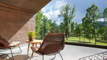 Habitación doble Deluxe, vista a la colina | Terraza o patio