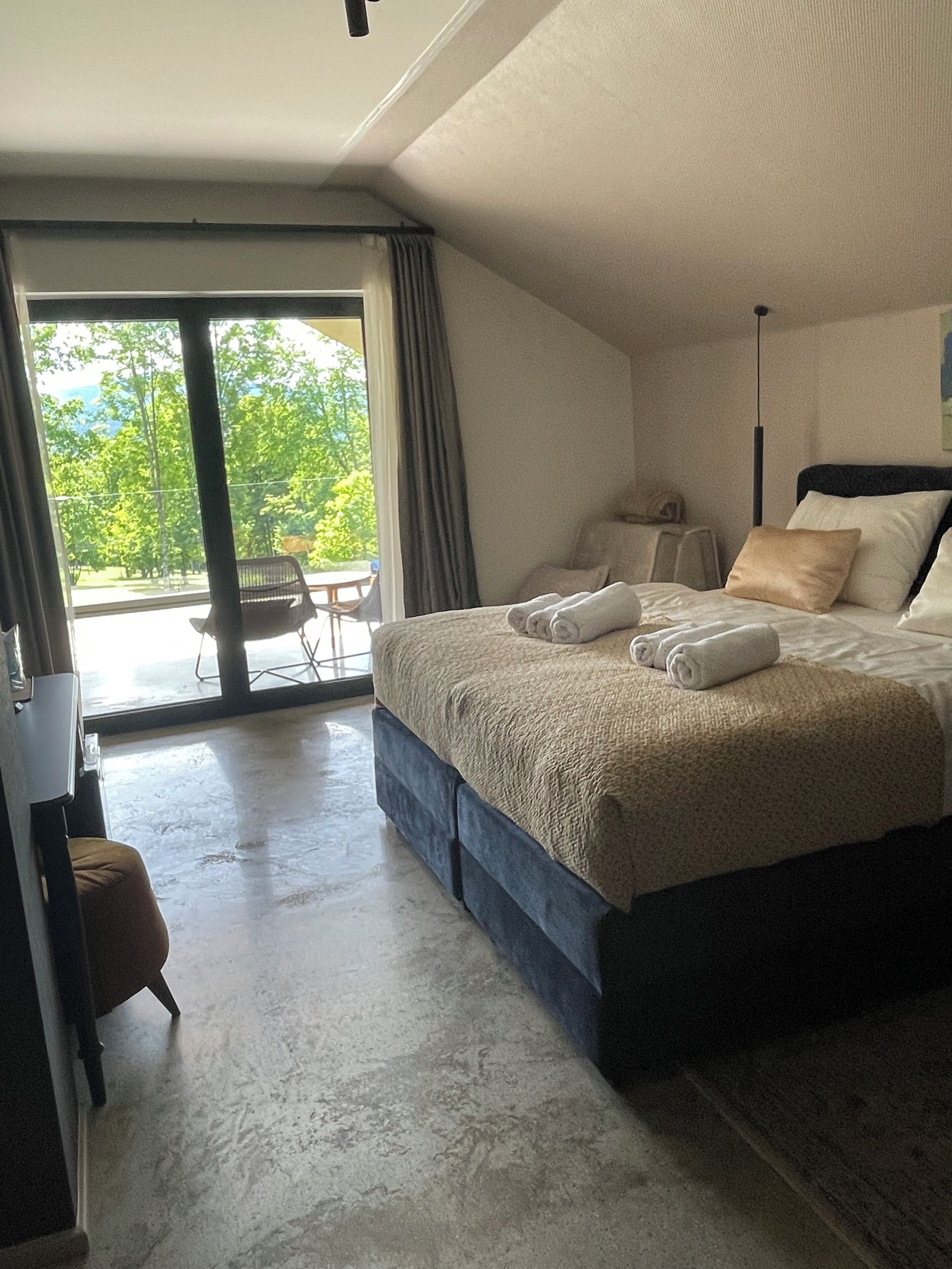 Quarto casal luxo, vista para a colina | Cofres nos quartos, escrivaninha, cortinas blackout, Wi-Fi de cortesia