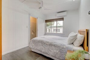 4 bedrooms, iron/ironing board, Internet, bed sheets