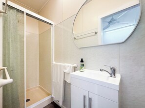 Dusche, Handtücher, Seife, Toilettenpapier