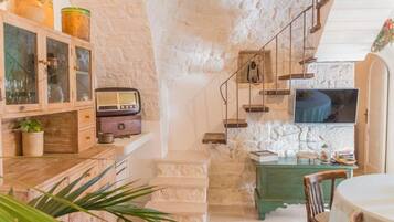 Deluxe Apartment, Resort View | Interior