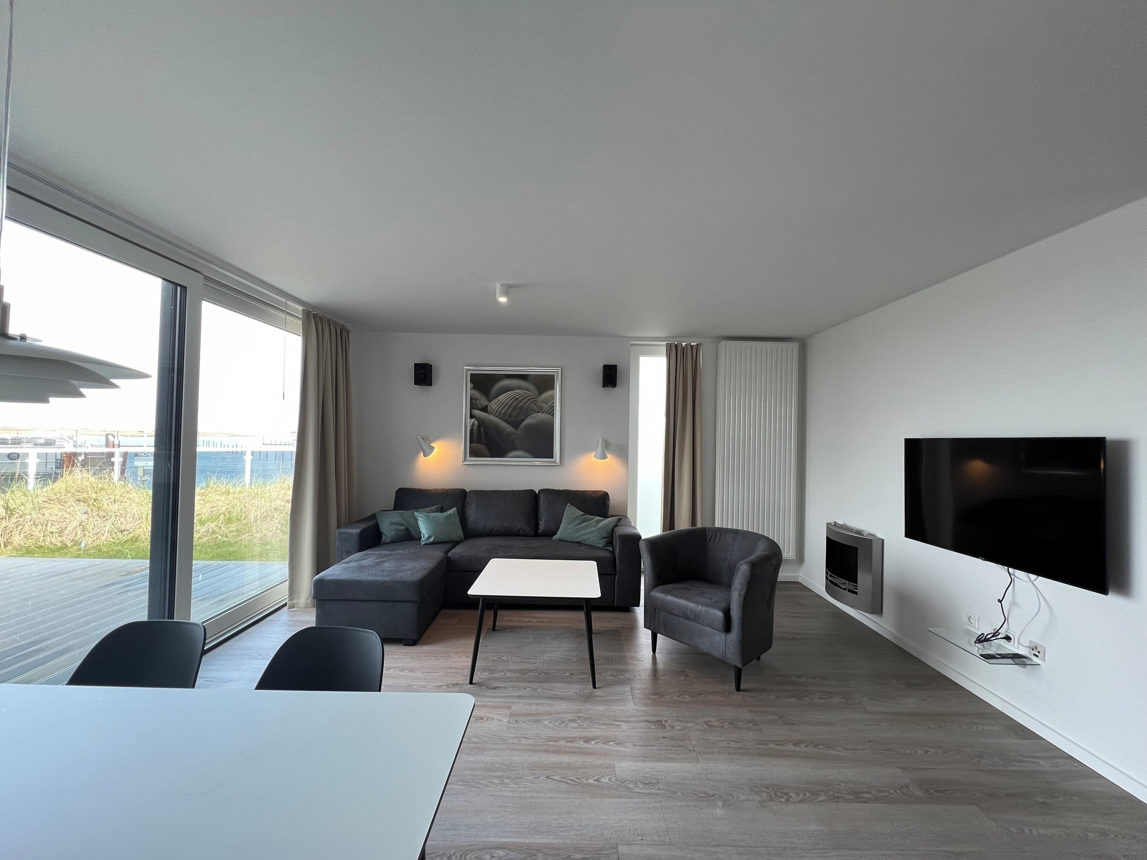 Fernseher, Kamin, Stereoanlage
