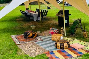 A tent with a dining table and chairs set up outside. - Group Stay ~ Sauna ~ Farm ~ Quad Rides ~ BBQ (Čmelíny)
