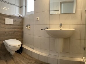 Douche, sèche-cheveux, serviettes fournies, savon