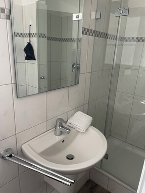 Shower, hair dryer, towels, soap - Vacation apartment Kaiserlodge in Haus Urvasi - Baltic Sea flair with sauna (Lübeck)