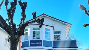 Un edificio moderno de dos pisos con un letrero que dice 'Haus URVASI' en la fachada.